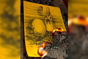 Obra: "El principio y el fin", de Luis Dona. Técnica: fotografía, dibujo, lápiz sobre papel y fuego.