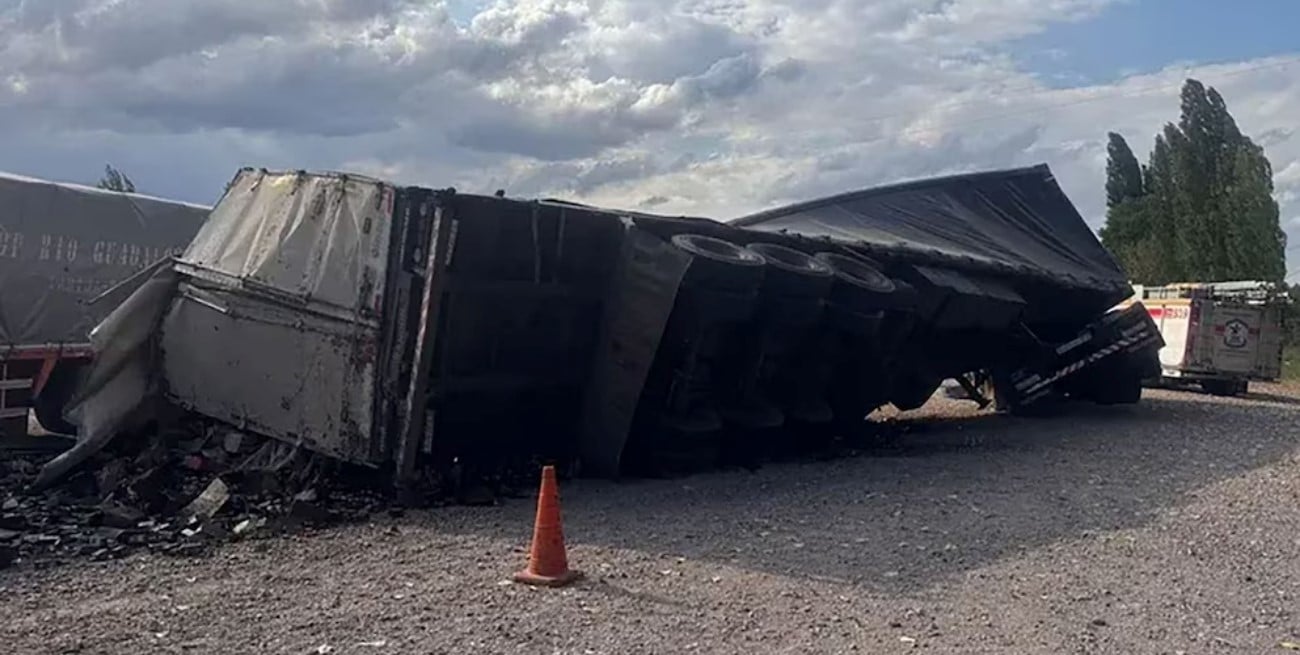 Volcó un camión en Mendoza y saquearon la carga: una influencer filmó el robo