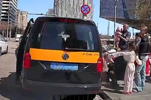 La secuencia del asalto fue captada en video y se viralizó por la presencia de un bebé entre las víctimas.