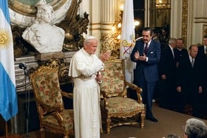 El papa Juan Pablo II en su segunda visita a la Argentina en la Casa de Gobierno donde es aplaudido por el presidente Raúl Alfonsín. Foto: Jorge Sánchez/Télam