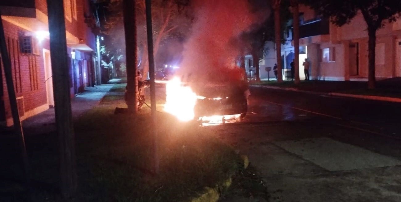 Incendio de un automóvil en barrio Candioti Sur