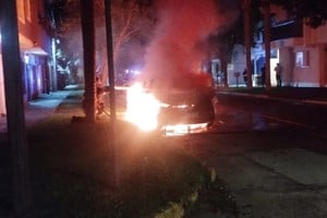 El momento en que los bomberos luchan contra las llamas. Foto: Gentileza