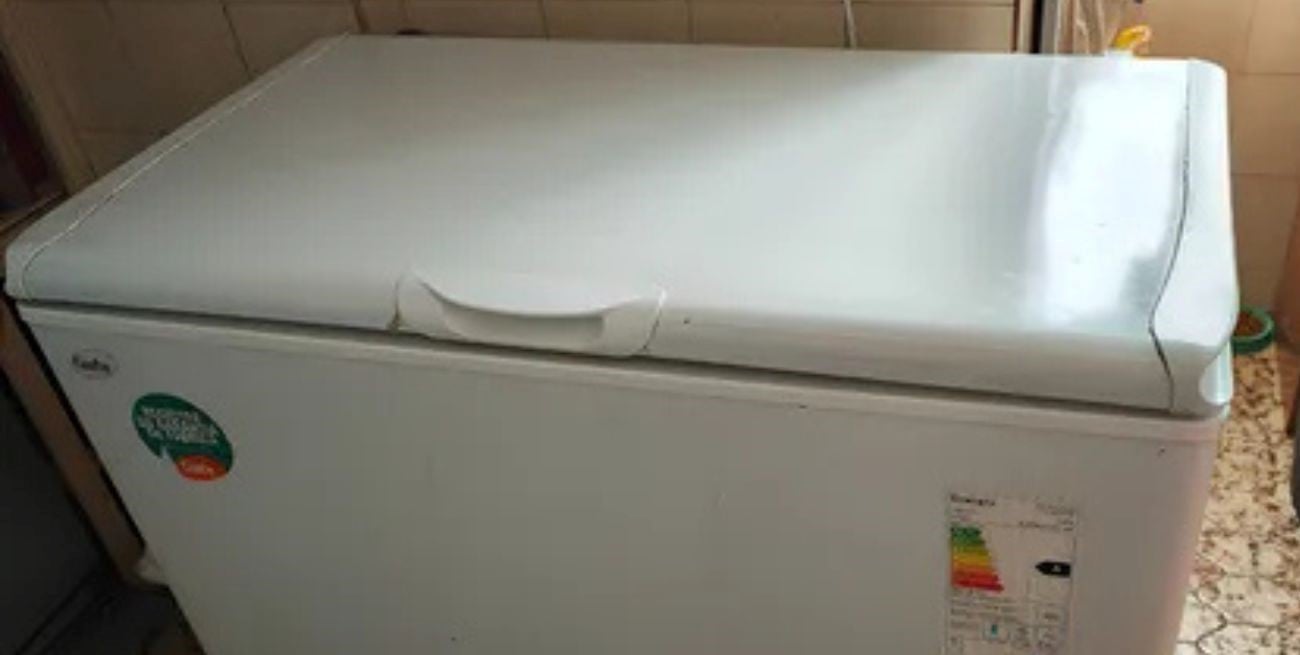 Una escondida terminó en horror en Colombia: dos niños murieron atrapados en un freezer en desuso