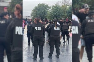 Personal policial realiza los chequeos en el ingreso al estadio. Foto: Gentileza