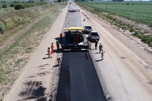 Las máquinas comenzaron a pavimentar la nueva ruta 96. Foto: Gentileza