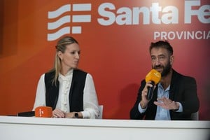 La conferencia de este lunes a cargo del director provincial de Investigaciones Criminales de la provincia de Santa Fe, Rolando Galfrascoli, y la vocera, Virginia Coudannes. Crédito: Gobierno de Santa Fe