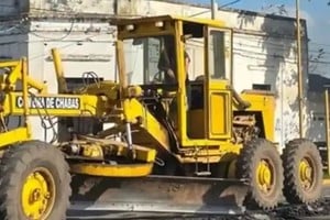 Maquinaria comunal arreglando la ruta 33.