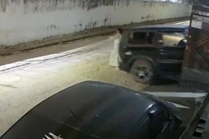 La escena quedó registrada por cámaras de seguridad y se viralizó por la crudeza del impacto.