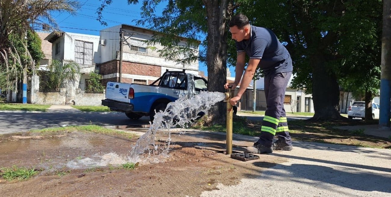 Punto por punto, cómo es el meticuloso "purgado" de la red de agua potable en la ciudad de Santa Fe