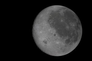 Artemis II captó nuevas imágenes de la Luna durante su sobrevuelo en órbita lunar. Foto: NASA