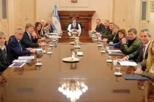 El Ejecutivo, encabezado por el presidente, intenta consolidar su gestión en un contexto de investigaciones que desafían la estabilidad política.