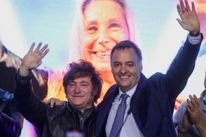 Javier Milei junto a su jefe de Gabinete, Manuel Adorni. Crédito: REUTERS/Tomás Cuesta