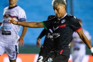 La precisión en el ataque y la solidez defensiva fueron clave para que el equipo de Liniers se impusiera.