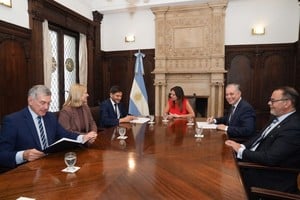 Pullaro y Pettovello este martes al momento de la firma. Crédito: Gobierno de la Provincia