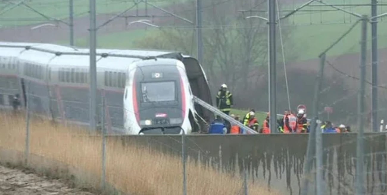 Francia: un tren chocó contra un camión, murió el maquinista y hay 27 heridos
