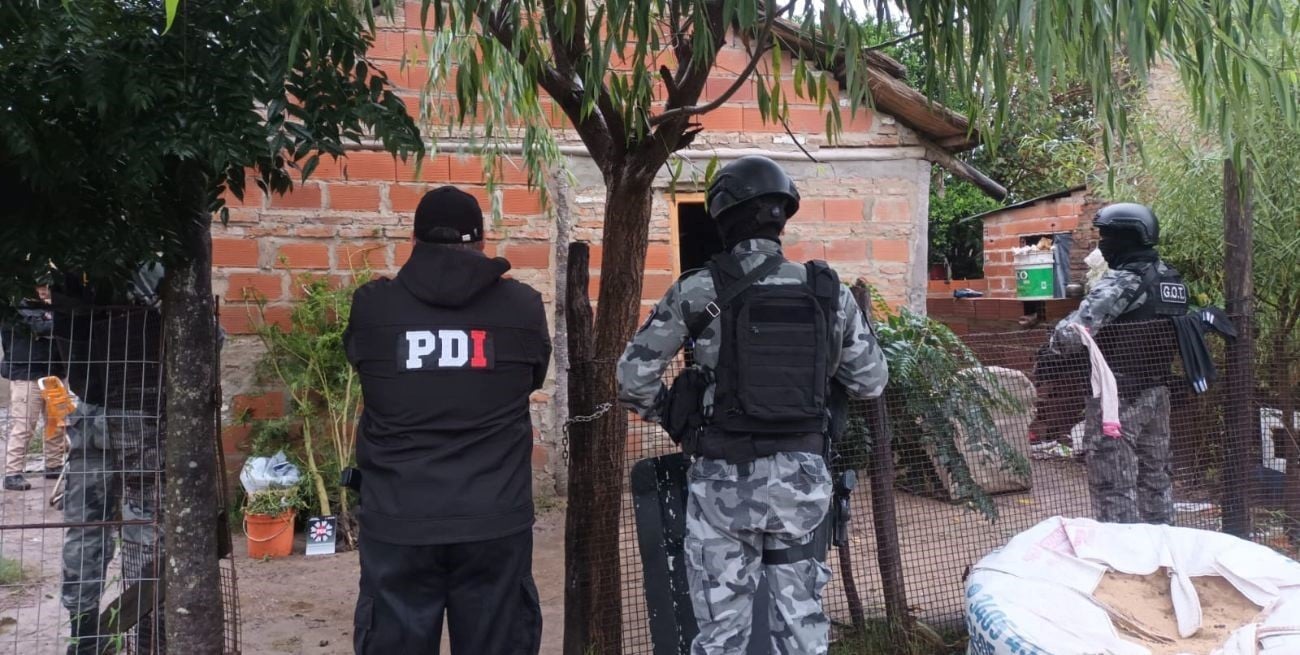 Lo buscaban por un asalto y en su casa tenía cogollos y plantas de marihuana