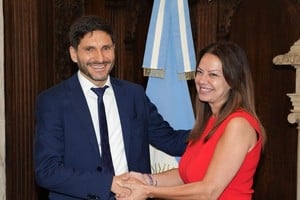 Pullaro y Pettovello este martes al momento de la firma. Crédito: Prensa Maximiliano Pullaro