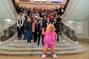 La foto tomada en la escalera principal junto a Capi, la mascota de los Odesur 2026.