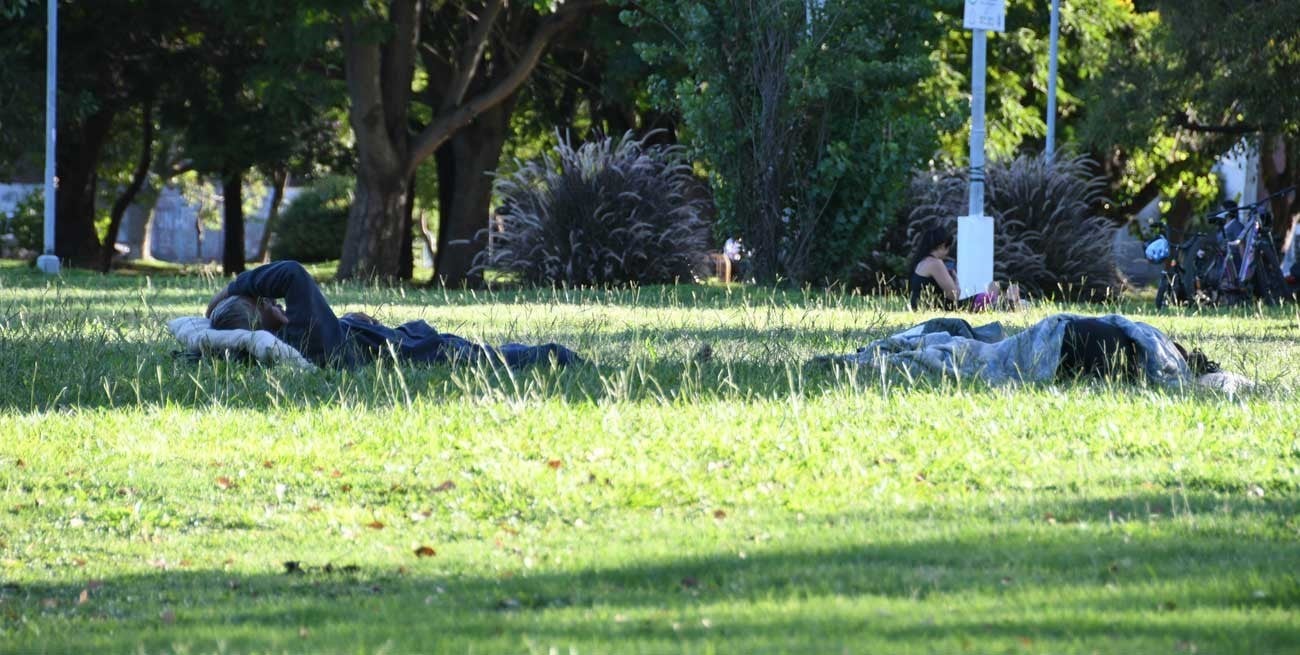Un auto quemado expuso un eterno problema en barrio Candioti sur: gente durmiendo en la calle