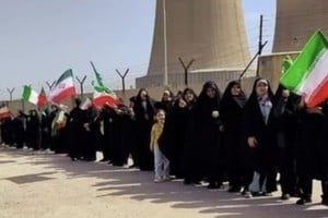 Miles de ciudadanos iraníes, principalmente jóvenes y estudiantes, comenzaron a formar "cadenas humanas" alrededor de las principales centrales eléctricas y núcleos energéticos del país.