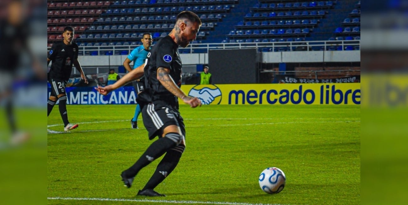Riestra debutó con un empate ante Palestino y sumó en una noche histórica