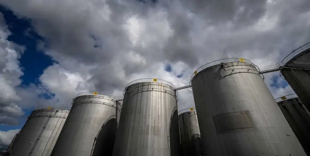 El petróleo se desploma hasta 16% tras el alto el fuego en Medio Oriente