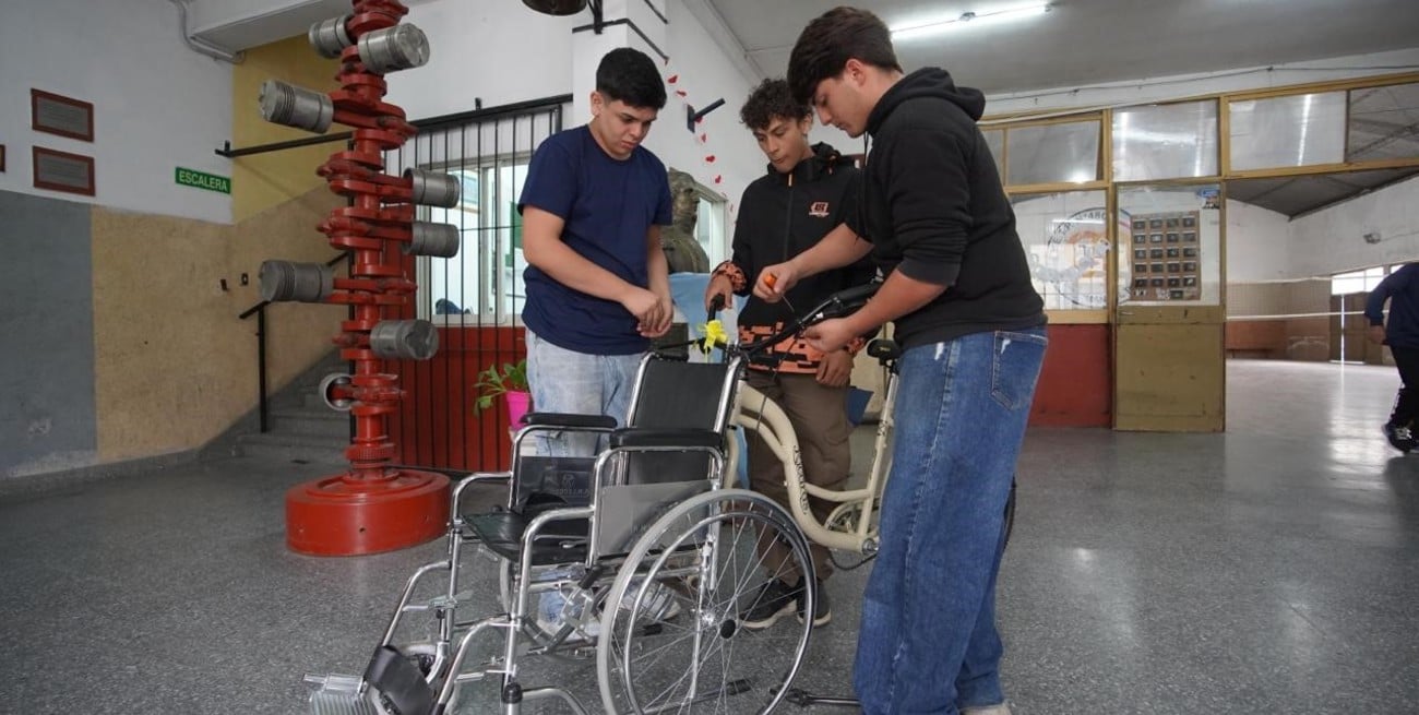 La escuela técnica que construye oportunidades: crearon una bici inclusiva para personas con discapacidad