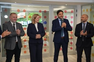 Pullaro inauguró el espacio de 450 m² junto a funcionarios, pensado para reuniones y coworking empresarial.