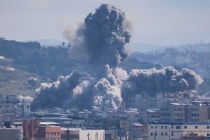 Israel redobló la ofensiva contra Hezbollah y rechazó incluir a Líbano en el alto el fuego.