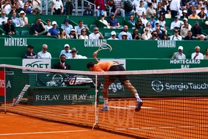 Medvedev reaccionó violentamente tras la derrota ante Berrettini. Foto: REUTERS / Manon Cruz.
