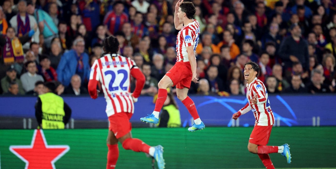 Julián Álvarez sacudió al Barcelona con un golazo y dejó al Atlético a un paso de semifinales
