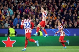 Julián Álvarez abrió el triunfo del Atlético con un golazo de tiro libre en Barcelona. Foto: Reuters