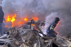 (260408) -- BEIRUT, 8 abril, 2026 (Xinhua) -- Imagen tomada con un teléfono móvil de un incendio provocado por un ataque aéreo israelí, en Beirut, Líbano, el 8 de abril de 2026. Hasta ahora, la ofensiva israelí en todo Líbano ha causado la muerte de al menos 254 personas y ha dejado a otras 1.165 heridas. Foto: Xinhua / Bilal Jawich.