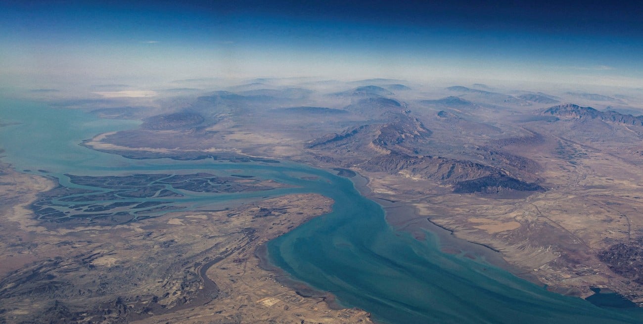 El estrecho de Ormuz sigue restringido pese a la tregua entre Estados Unidos e Irán