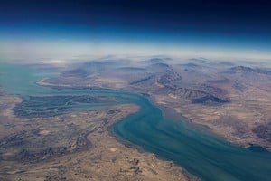 Vista aérea de la isla de Qeshm, separada del territorio continental iraní por el estrecho de Clarence, en el estrecho de Ormuz. Foto: REUTERS.