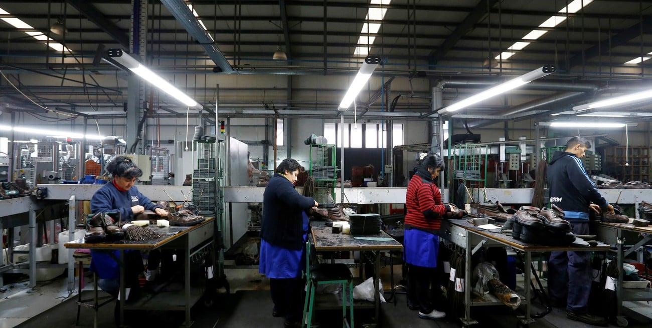 La producción industrial cayó en febrero 8,7% interanual y 4% mensual 