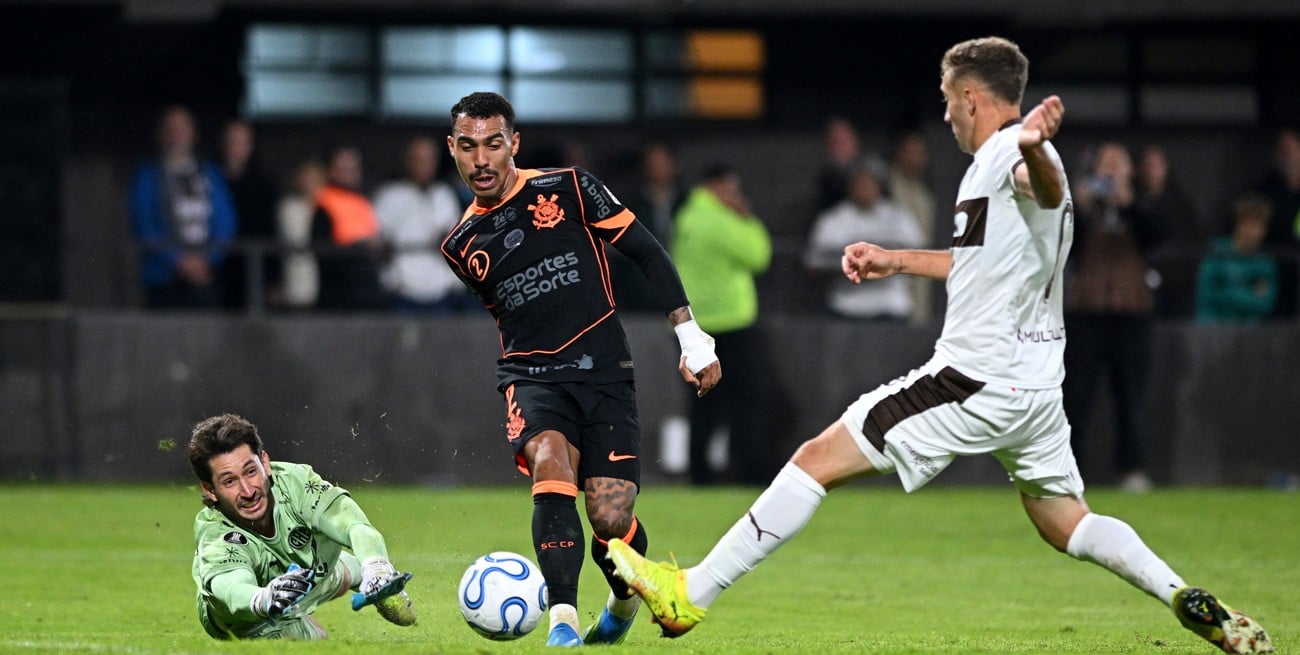 Platense debutó con una derrota ante Corinthians en Vicente López
