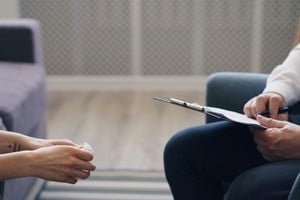 Celia Iriart propone volver a prácticas médicas en las que se fortaleza el vínculo con el paciente.