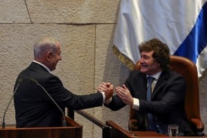 Benjamin Netanyahu recibiendo a Javier Milei en el Knesset. Crédito: REUTERS/Ronen Zvulun