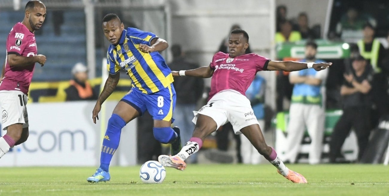 Rosario Central fue más, no pudo romper el cero ante Independiente del Valle y arrancó con empate
