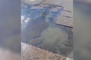 Reclamo vecinal por desborde cloacal en Juan Díaz de Solís y Tucumán. Foto: El Litoral.