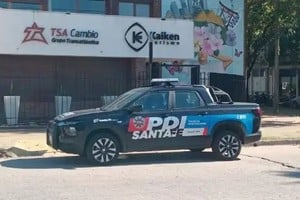 Agentes policiales durante el allanamiento en la oficina comercial ubicad en pleno centro de Venado Tuerto.