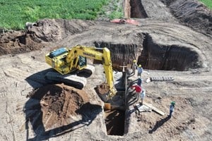 Los trabajos incluyeron la canalización desde proximidades de la Ruta Provincial Nº 13, por el bajo natural hacia el este, hasta desembocar en el Canal Sur Rafaela, permitiendo encauzar los excedentes hídricos acumulados.
