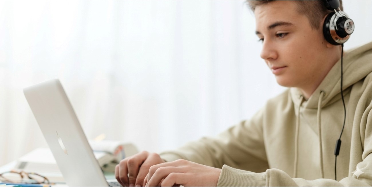 La pantalla no te escucha. Te estudia.