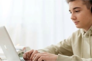 Los adolescentes tienen compañía permanente, disponible, que nunca los juzga y nunca tiene un mal día.