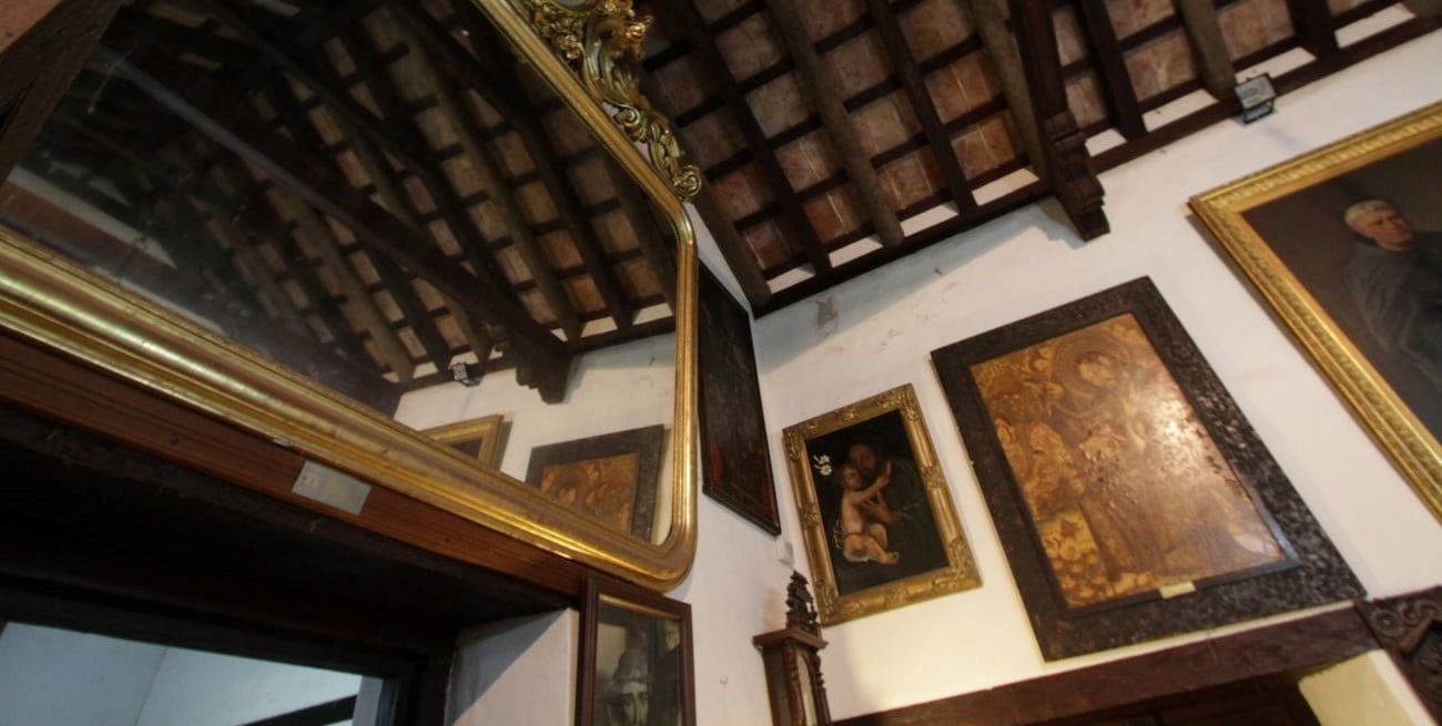 El pintor silencioso que "curaba" cuadros como si fueran seres vivos	

