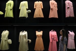 La exhibición incluye no solo prendas, sino también bocetos originales y correspondencia manuscrita con sus modistos. REUTERS/Toby Melville