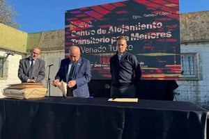 El ministro Enrico encabezó el acto de apertura de los sobres.