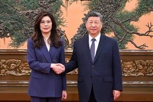 Xi Jinping, secretario general del Comité Central del Partido Comunista de China se reunió con la líder del Kuomintang de Taiwán Cheng Li-wun, en la capital de China. Foto: Xinhua / Xie Huanchi.