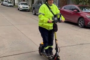 A partir de esta semana, el patrullaje en el microcentro incorporó inspectores a bordo de monopatines eléctricos equipados con tecnología de escaneo en tiempo real.